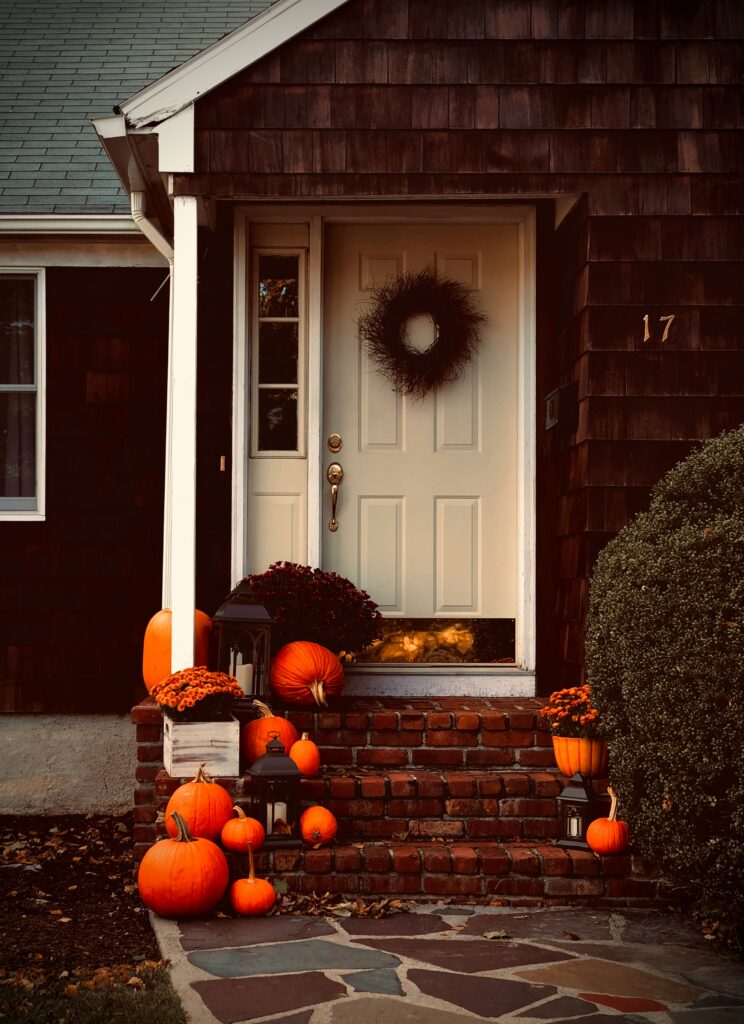 17 Fall Porch Decor Ideas That Welcome Autumn Beautifully erica marsland huynh bji7ytrrynu unsplash