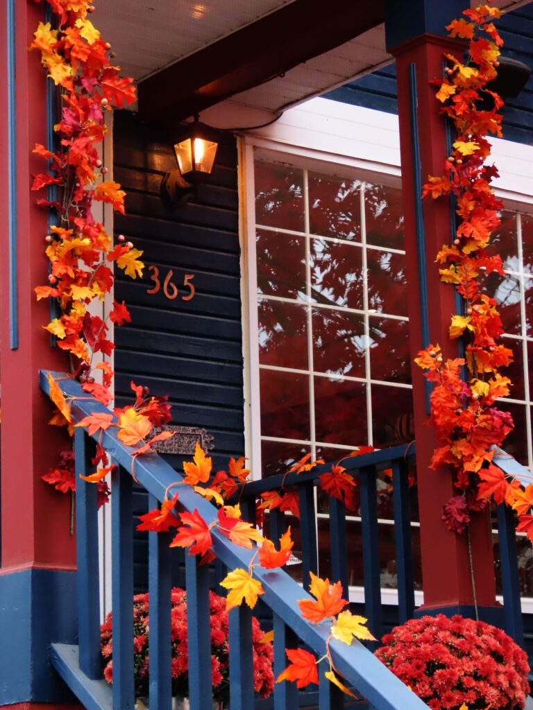 17 Fall Porch Decor Ideas That Welcome Autumn Beautifully pexels ewei2805 9866303