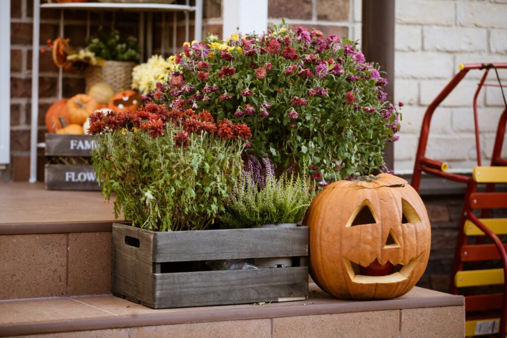17 Fall Porch Decor Ideas That Welcome Autumn Beautifully Fall front porch decor