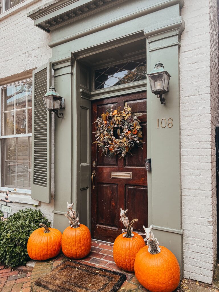 17 Fall Porch Decor Ideas That Welcome Autumn Beautifully pexels tea w1lemon 64837012 14225174(1)
